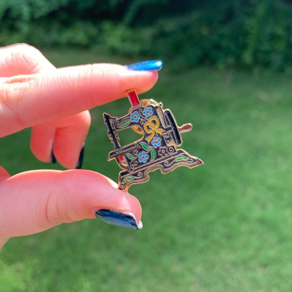 🧵Sewing Machine Pin Brooch🧵 - Picture 3 of 8